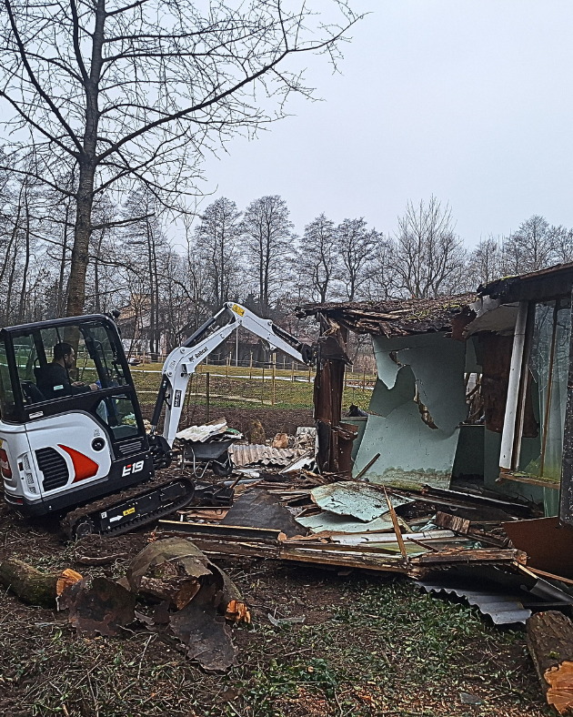 Prace rozbiórkowe minikoparką poznań. Oferujemy profesjonalne prace rozbiórkowe z wykorzystaniem minikoparki: wyburzamy: - altany, - szopki, - wiaty, - inne lekkie konstrukcje, których rozbiórka ręczna jest zbyt czasochłonna.