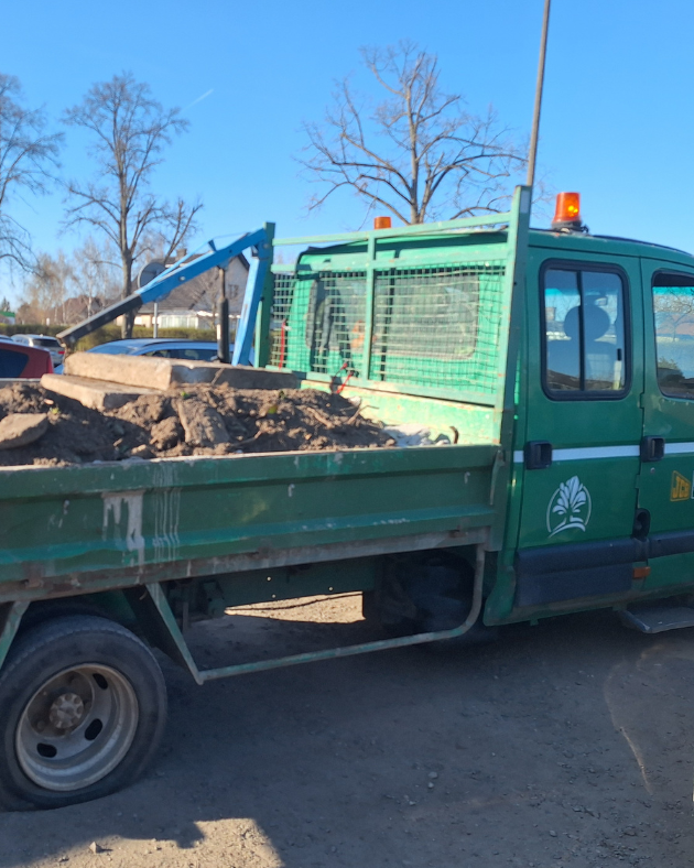 Wywóz wywrotką w Poznaniu i okolicy. Oferujemy wywóz różnego rodzaju materiałów sypkich i odpadów z wykorzystaniem wywrotki. Wywozimy: - gruz, - ziemię, - glinę, - kruszywo, - pozostałości po rozbiórkach,