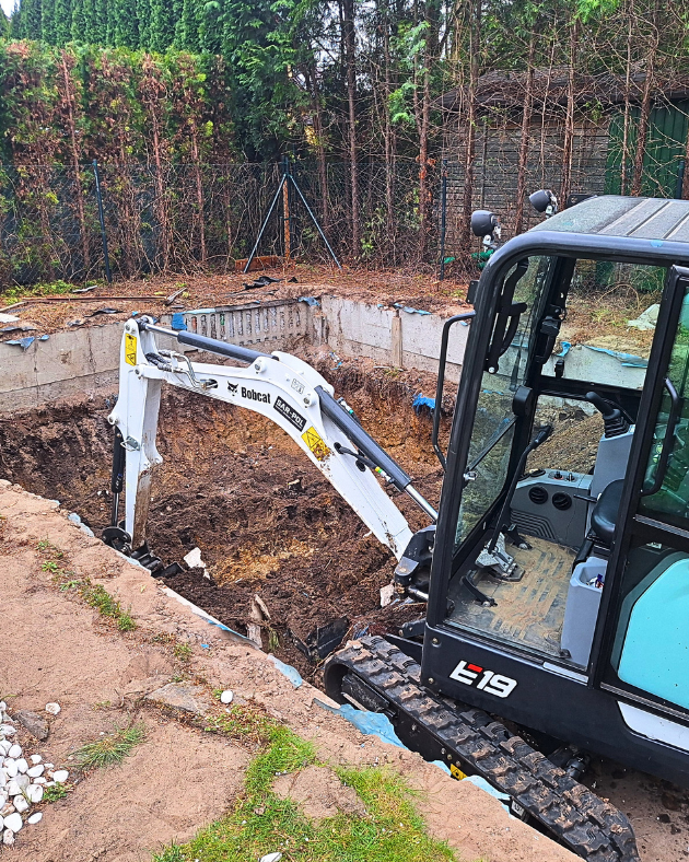 Realizujemy zlecenia na wykopy minikoparką: Wykopujemy: - dreny i systemy odwodnienia budynków, - Instalacje do retencji wód opadowych - wykopy pod fundamenty, - instalacje wodno-kanalizacyjne,
